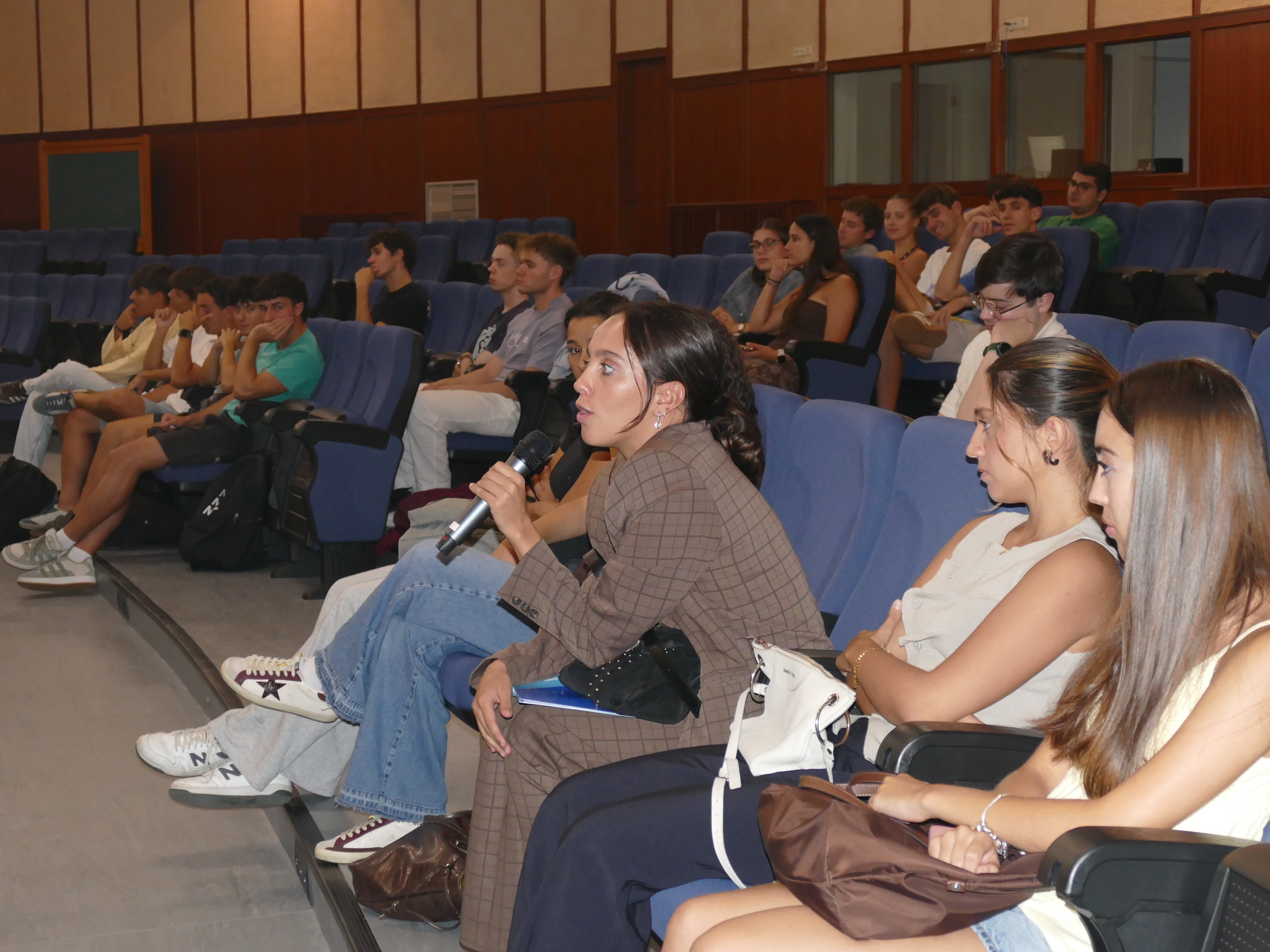Martes 22/Charla Neurocirugia