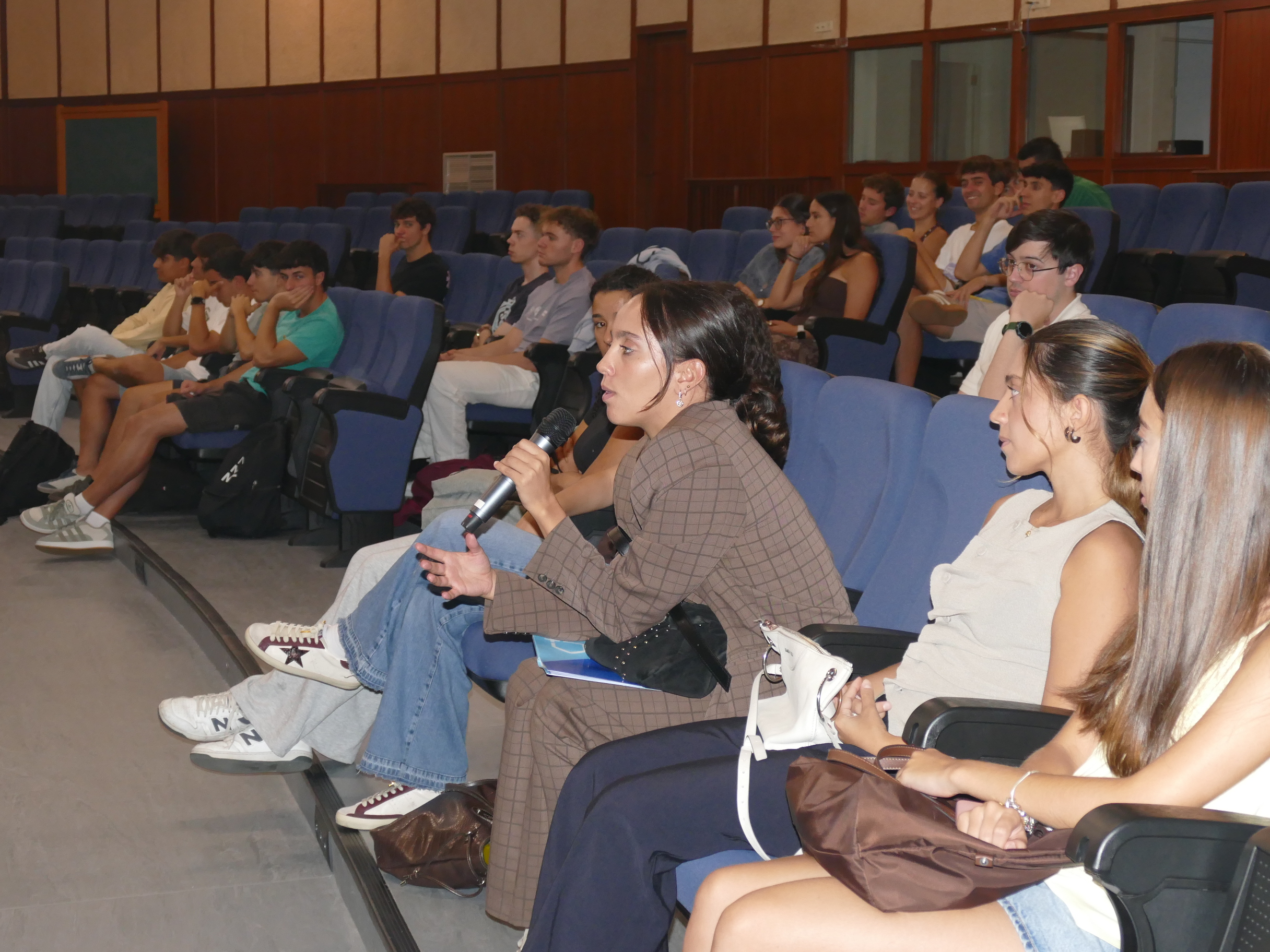 Martes 22/Charla Neurocirugia