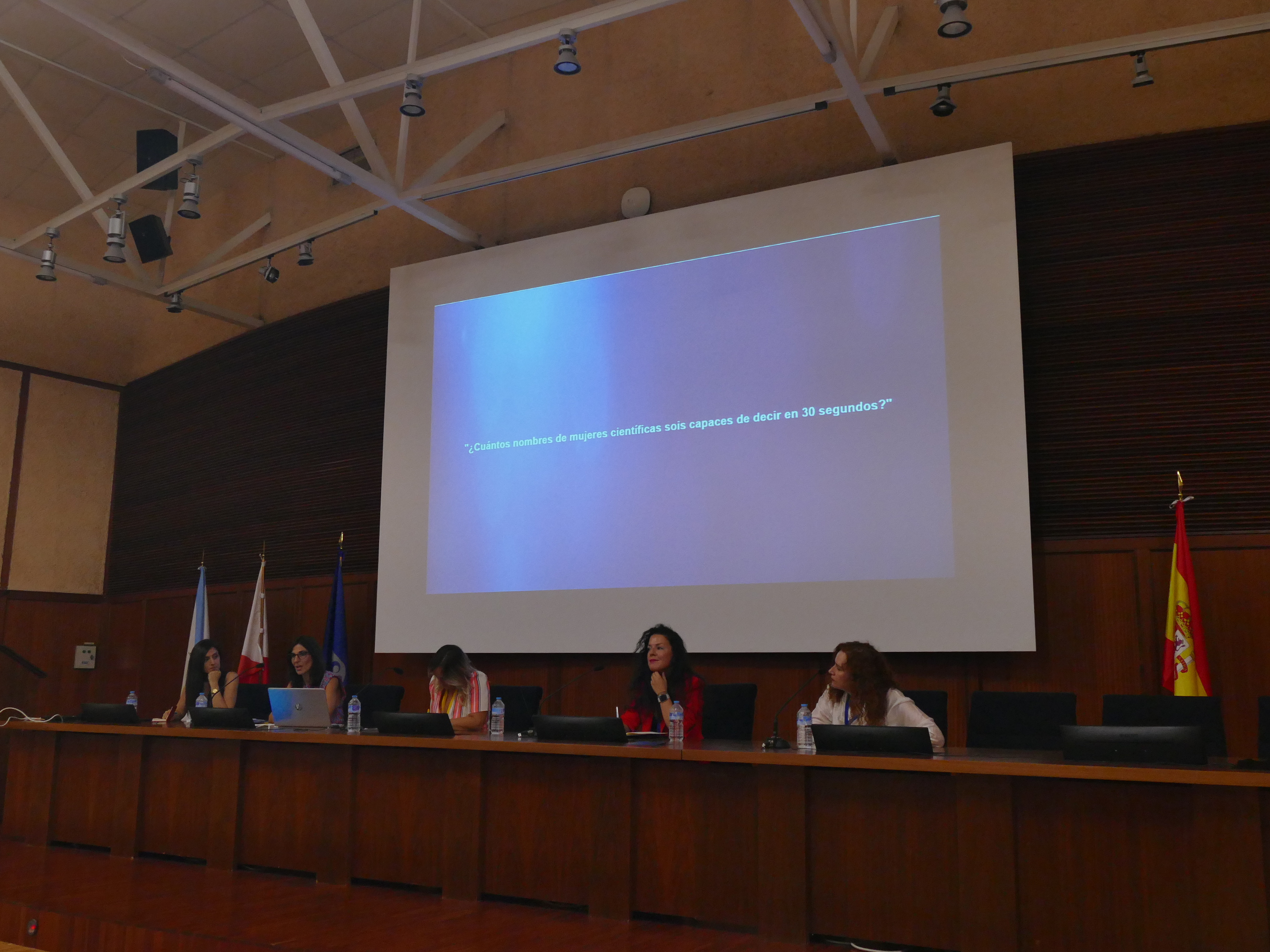 Martes 22/Mesa Mujeresstem