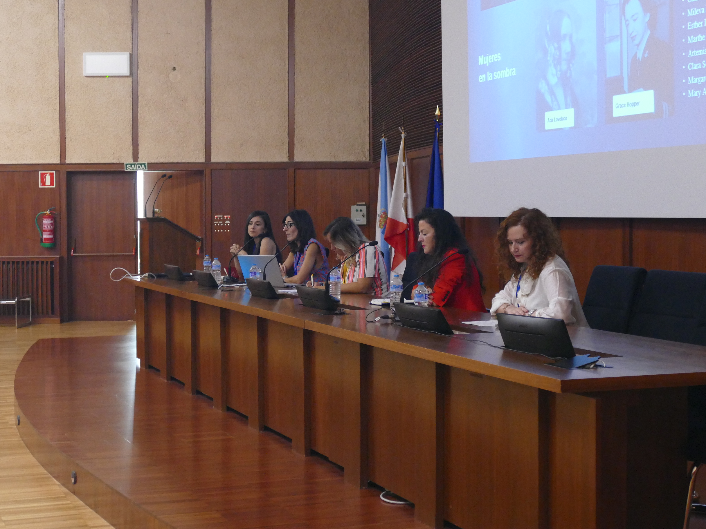 Martes 22/Mesa Mujeresstem
