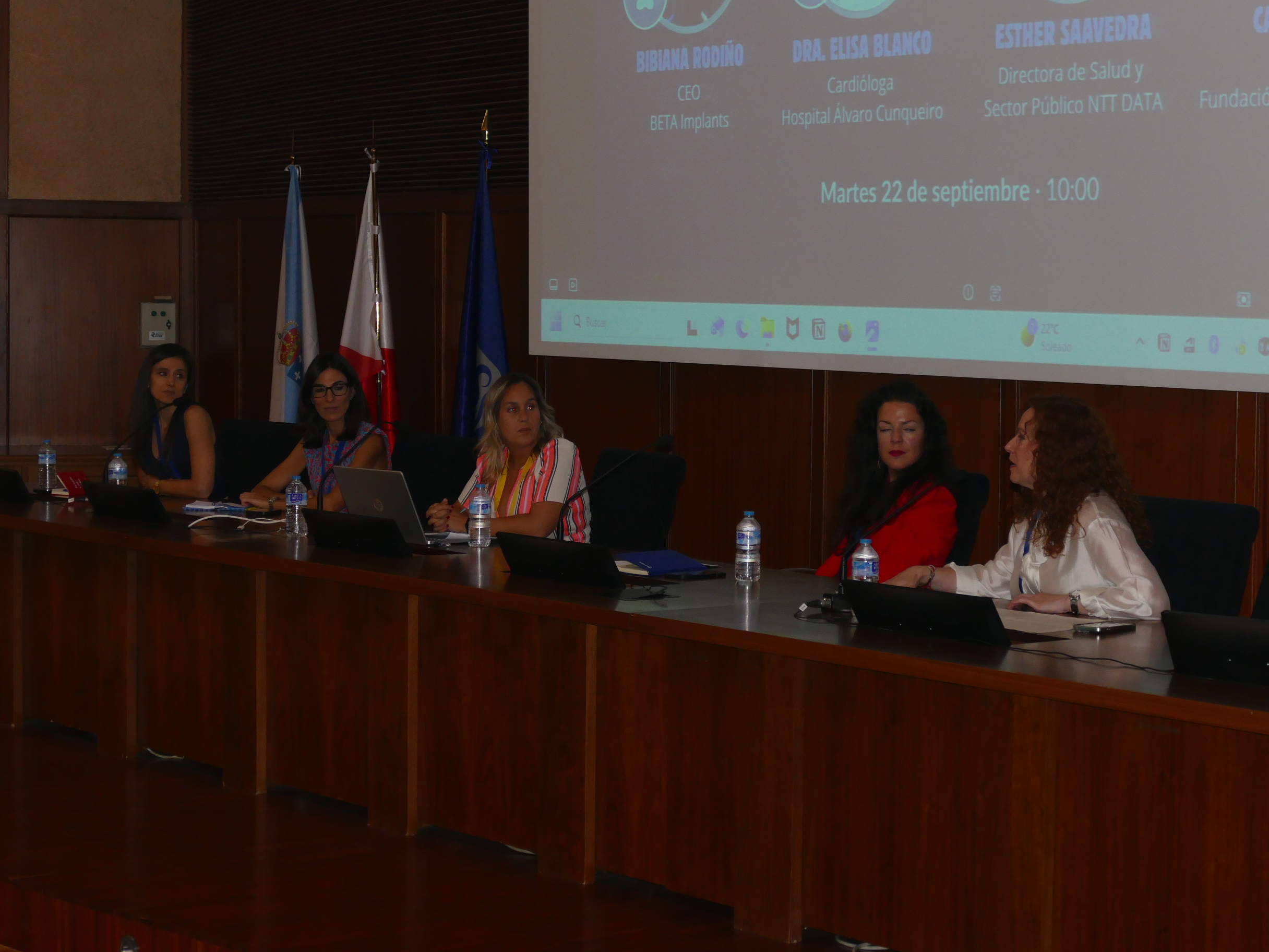 Martes 22/Mesa Mujeresstem