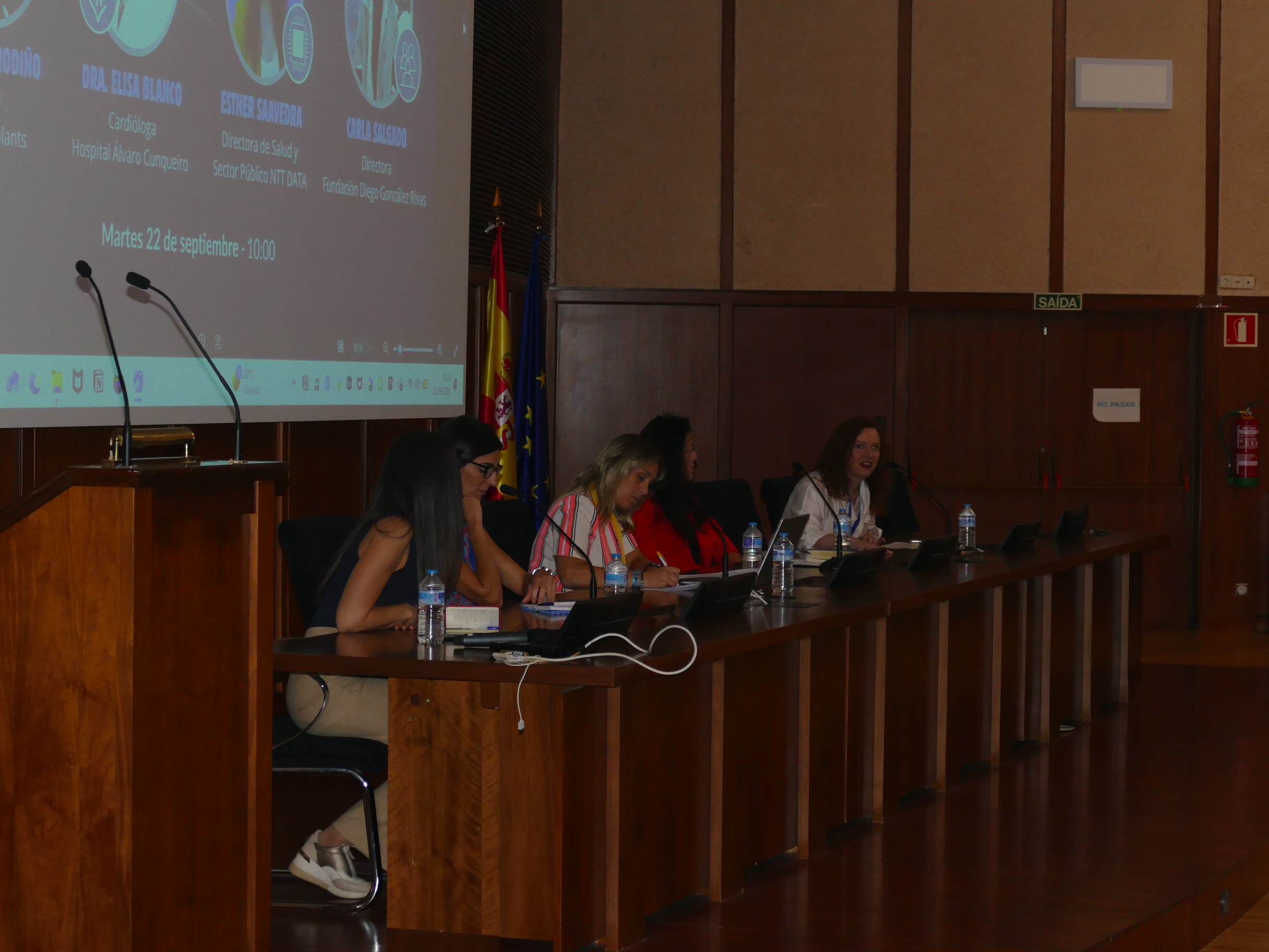 Martes 22/Mesa Mujeresstem